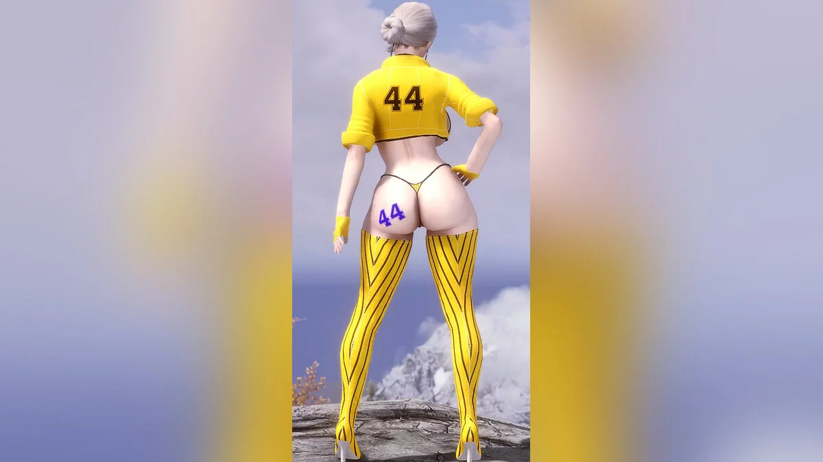 Elder Scrolls 5: Skyrim Special Edition — Женский желтый костюм