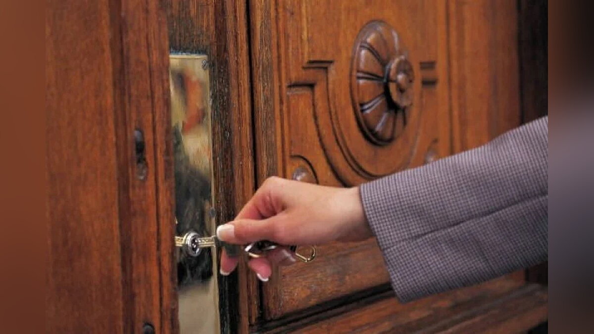 Жена открывает дверь муж. Незапертая входная дверь. Ключ от входной двери в квартиру. Входная дверь закрывается. Ключи для дверей красивые.