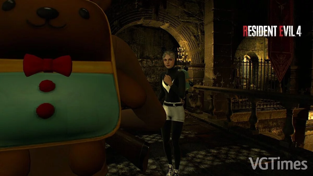 Resident Evil 4 Remake (2023) — Эшли с рюкзаком в костюме медведя