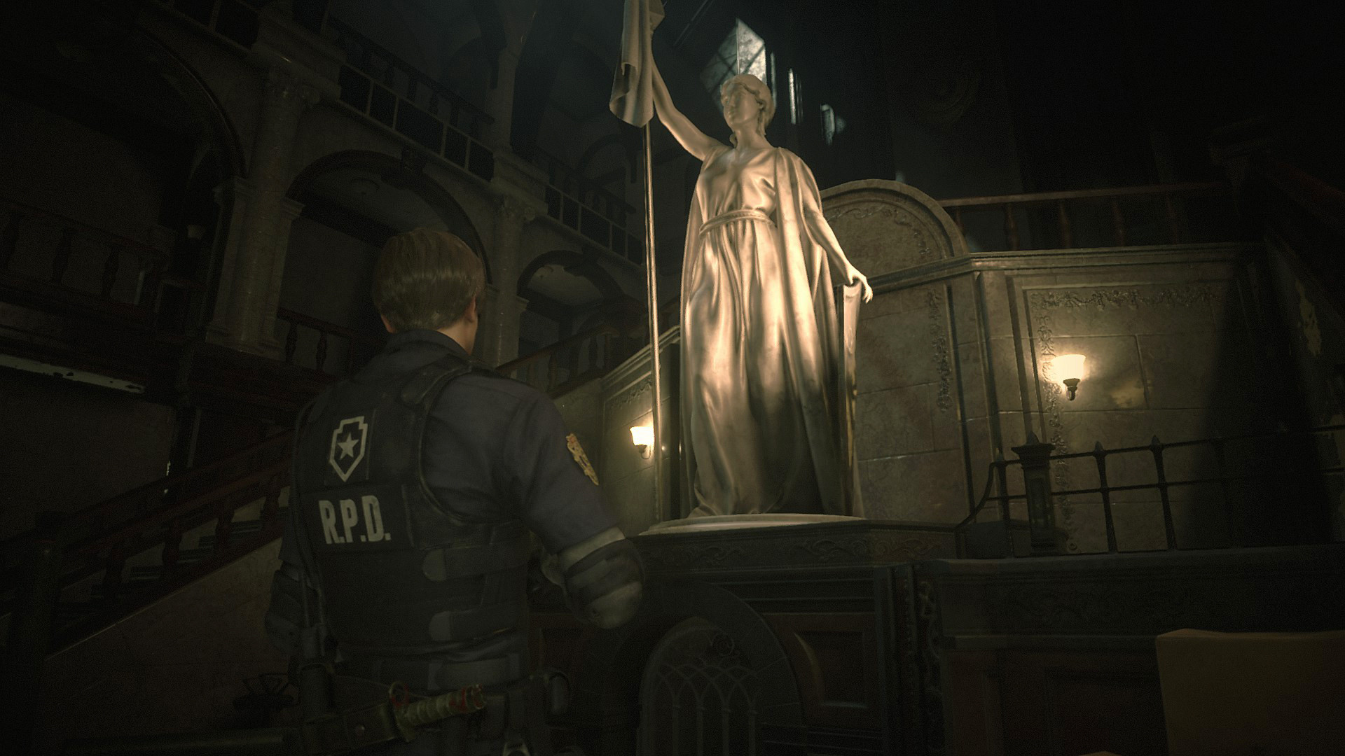 Резидент 2 библиотека. Resident Evil 2 Statue. Resident Evil 2 Remake статуи. Статуя единорога в Resident Evil 2 Remake Клэр. Статуя резидент эвил 2.