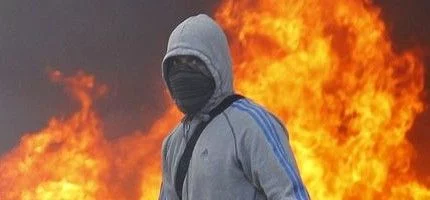 Одному из троих негодяев, стащивших PSP "под шумок" лондонских беспорядков, уже светит небо в клеточку