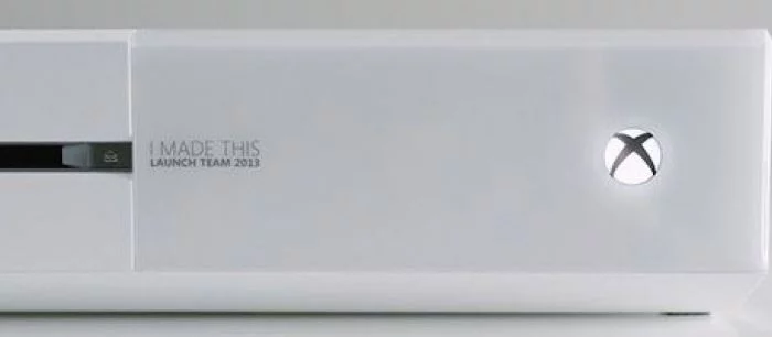 Белую модель Xbox One продемонстрировали со всех ракурсов