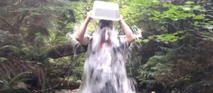 Продюсер Gears of War облился ледяной водой