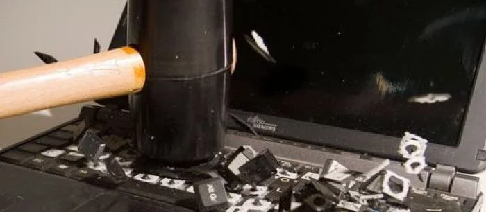 В Китае отец разгромил интернет-кафе за плохую успеваемость сына в школе