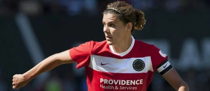 Футболистка пробралась на обложку FIFA 16