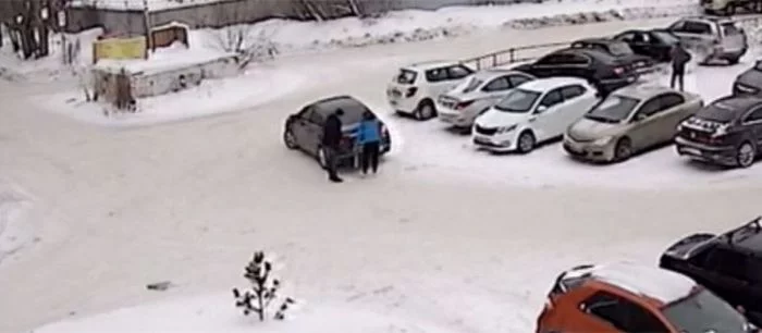 Три гопника попытались отнять у продавца PS4 и поплатились помятой машиной