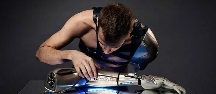 Британец получил бионическую руку от Konami