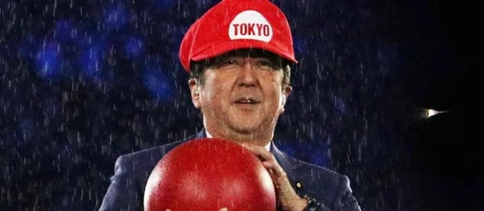 Премьер-министр Японии в костюме Марио принял олимпийскую эстафету от Бразилии