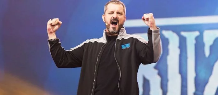 Blizzard создаст фантастическую статую Криса Метцена