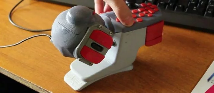 Российские дизайнеры сделали R-Handle контроллер с 25 кнопками