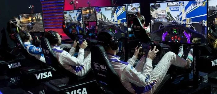 Пилоты Formula Е оказались не хуже виртуальных гонщиков