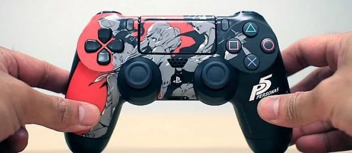 Стандартное издание Persona 5 укомплектуют виниловой наклейкой для геймпада