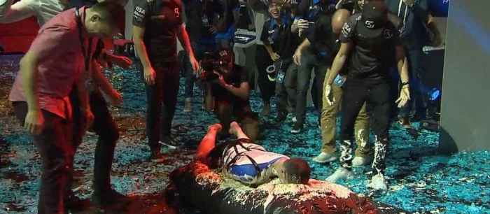 В финале IEM Sydney по CS:GO британца бросили в огромный «пирог» после поражения