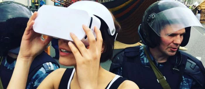 В России возле Кремля задержали художницу в очках виртуальной реальности