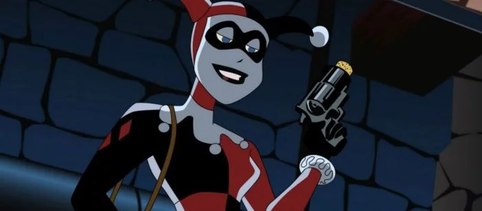 Брюс Тимм объяснил сцену между Найтвингом и Харли Квинн, оскорбившую фанатов