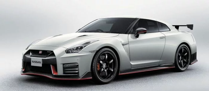 Nissan подключил GT-R к DualShock 4 и разогнал его до 211 км/ч