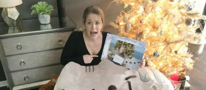 Билл Гейтс в роли Санта-Клауса подарил девушке огромного плюшевого кота