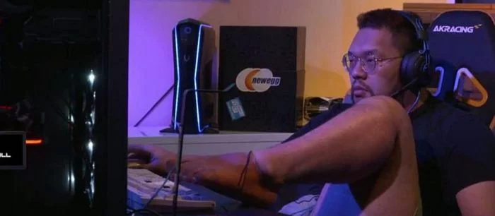 Победитель турнира по StarCraft спал и играл ногой во время финала. Его отстранили от соревнований &#128560;