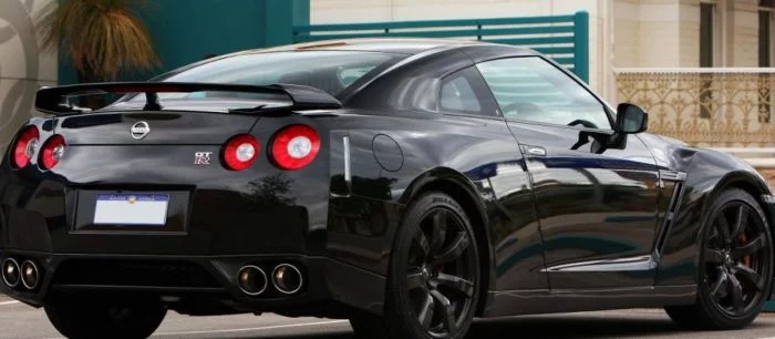 Dualshock 4 подключили к Nissan GT-R и сделали из неё радиоуправляемую машинку