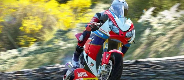 В новом трейлере TT Isle of Man показали безумные мотогонки
