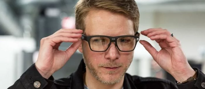 Intel создала очки, проецирующие изображение прямо на сетчатку глаза. Как они работают?
