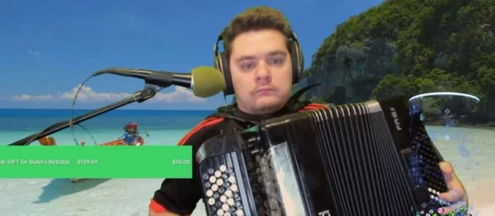 Игроки Eve Online помогли владимирскому баянисту заработать на подарок сестре