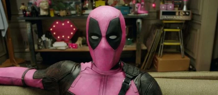 Райан Рейнольдс в розовом костюме Дэдпула объявил о благотворительной акции (видео)