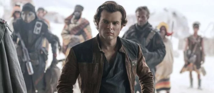 В новом видео фильма «Хан Соло. Звездные войны: Истории» показали играющих в карты героев