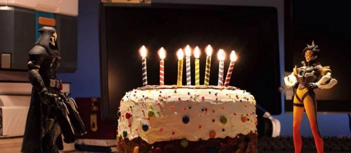 Игрушечная Трейсер испекла торт к годовщине Overwatch