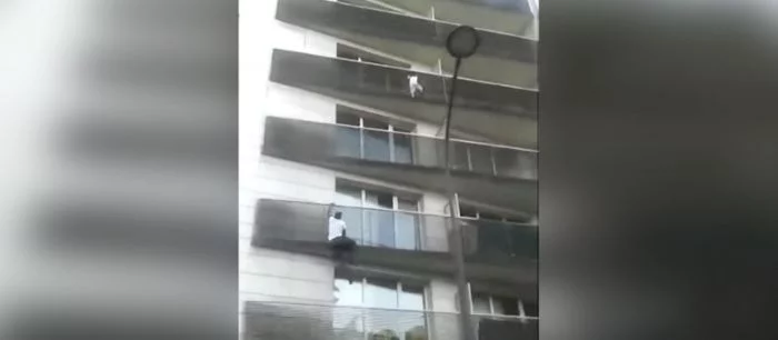 Сын заядлого игромана чуть не выпал с балкона. Но его спас «человек-паук» (видео)