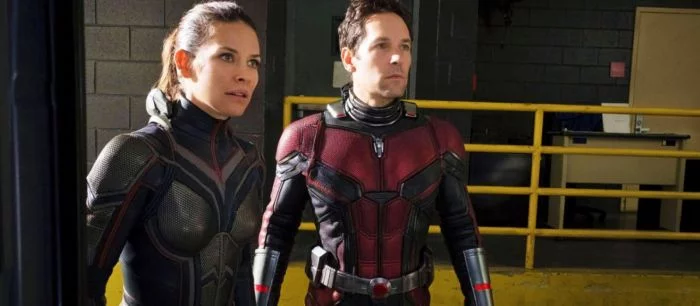 В новом трейлере «Человек-Муравей и Оса» герой играет с паромом, а напарница с бандитами