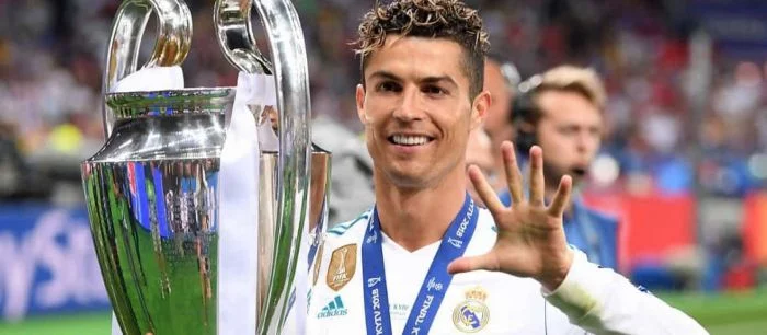 Анонсирована FIFA 19, игру покажут завтра. На обложке — Роналду, на рекламе — Месси с козлом