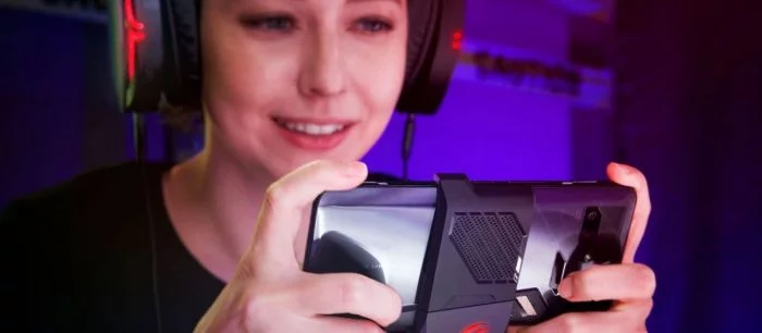 ASUS анонсировала геймерский смартфон ROG Phone с дополнительным экраном и контроллерами