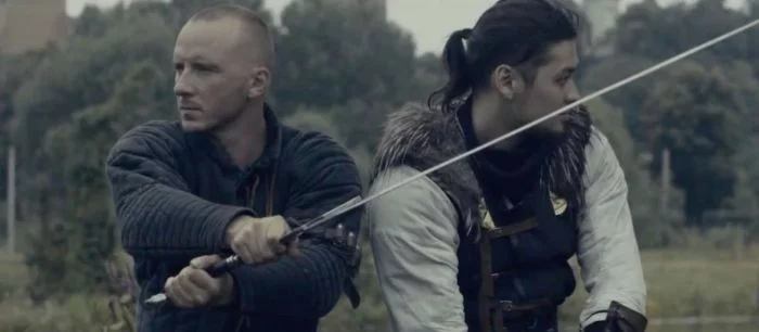 Актер, сыгравший Геральта, отбивается от ананасов в пародии на Fruit Ninja