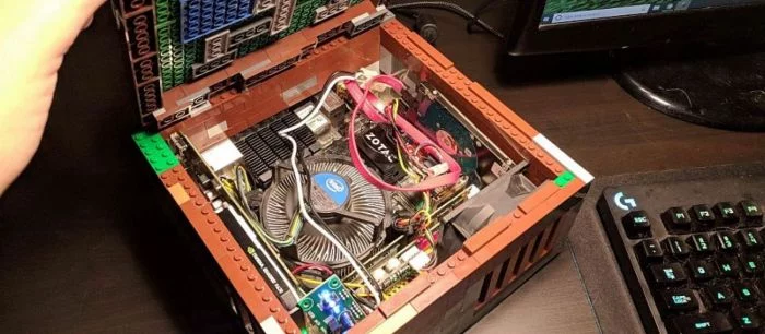 Пользователь Reddit сделал компактный корпус для PC из Minecraft Lego и ввел в заблуждение остальных