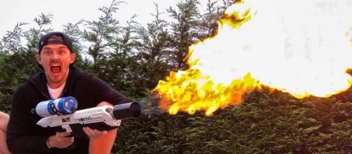 Полиция хочет забрать у известного ютубера огнемет Илона Маска