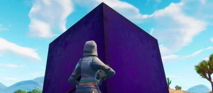 В Fortnite появился таинственный фиолетовый куб. И он двигается