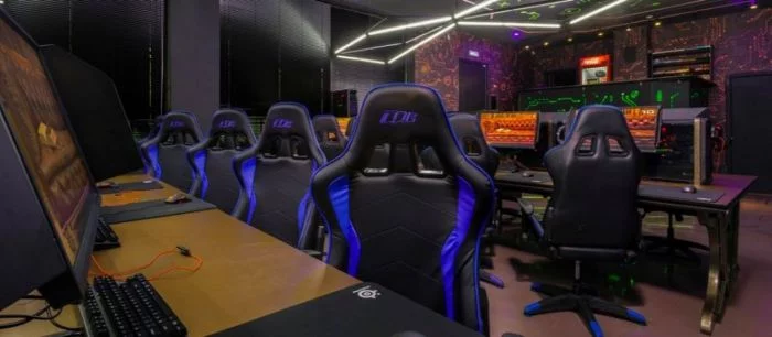 Два школьника играли в компьютерном клубе, пока их искала полиция и родители