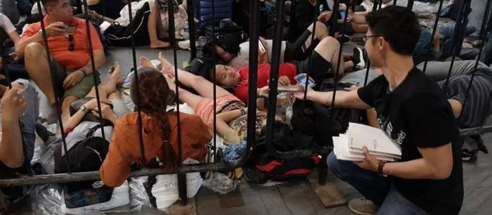 Huawei затроллила фанатов Apple, подарив им внешние аккумуляторы