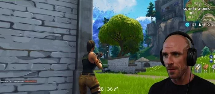 «Лысый из Браззерс» начал стримить Fortnite — видео