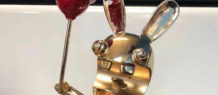 Посмотрите, какие крутые награды получают разработчики игр — золотой кролик с вантузом, коллекция золотых геймпадов, страйкбольный пистолет и шлем из Titanfall