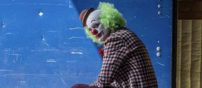 Новые кадры «Джокера» показали Хоакина Феникса в клоунском наряде