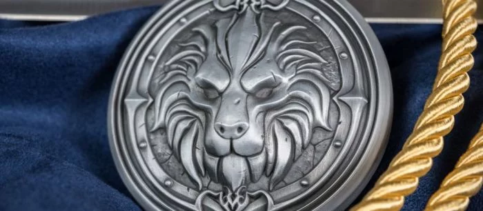 Открываем коллекционное издание World of Warcraft: Battle for Azeroth — двусторонний фолиант, металлический герб и загадочный конверт с игрой и бонусами