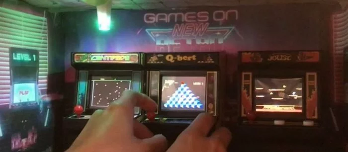 Пользователь Reddit построил миниатюрную комнату с аркадными автоматами в коробке