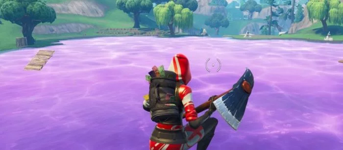 Таинственный куб в Fortnite упал в озеро. Теперь оно фиолетовое и светится