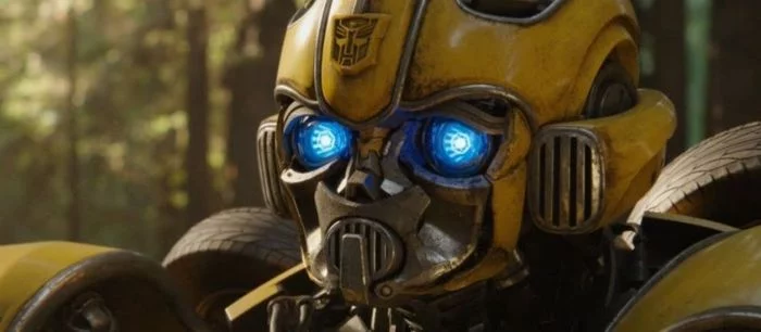 В новом трейлере фильма «Бамблби» трансформер сражается с армией Джона Сины