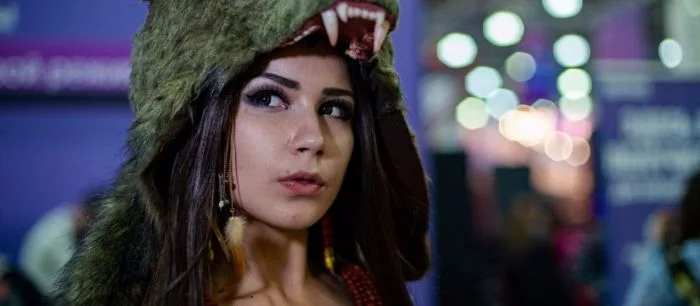 Голая Шаманка устроила фотосет с букетом цветов от VGTimes