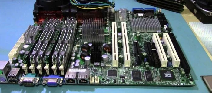 СМИ: китайцы встраивали шпионские жучки в материнские платы. Пострадали 30 крупнейших компаний