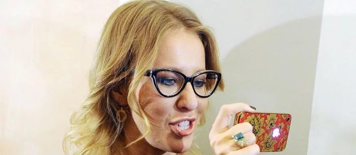 СМИ: Samsung засудит Ксению Собчак на 1,6 млн долларов за использование iPhone