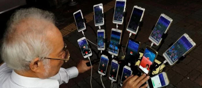 70-летний дедушка играет в Pokemon GO на 15 смартфонах одновременно
